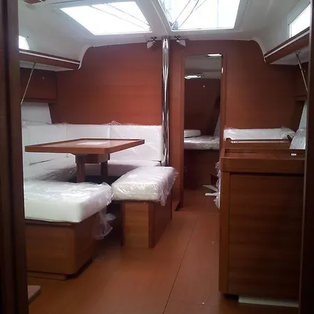 Botel Aura Charter Canneto (Lipari)