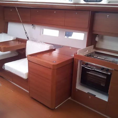 Botel Aura Charter Canneto (Lipari)