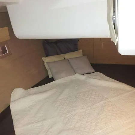 Botel Aura Charter